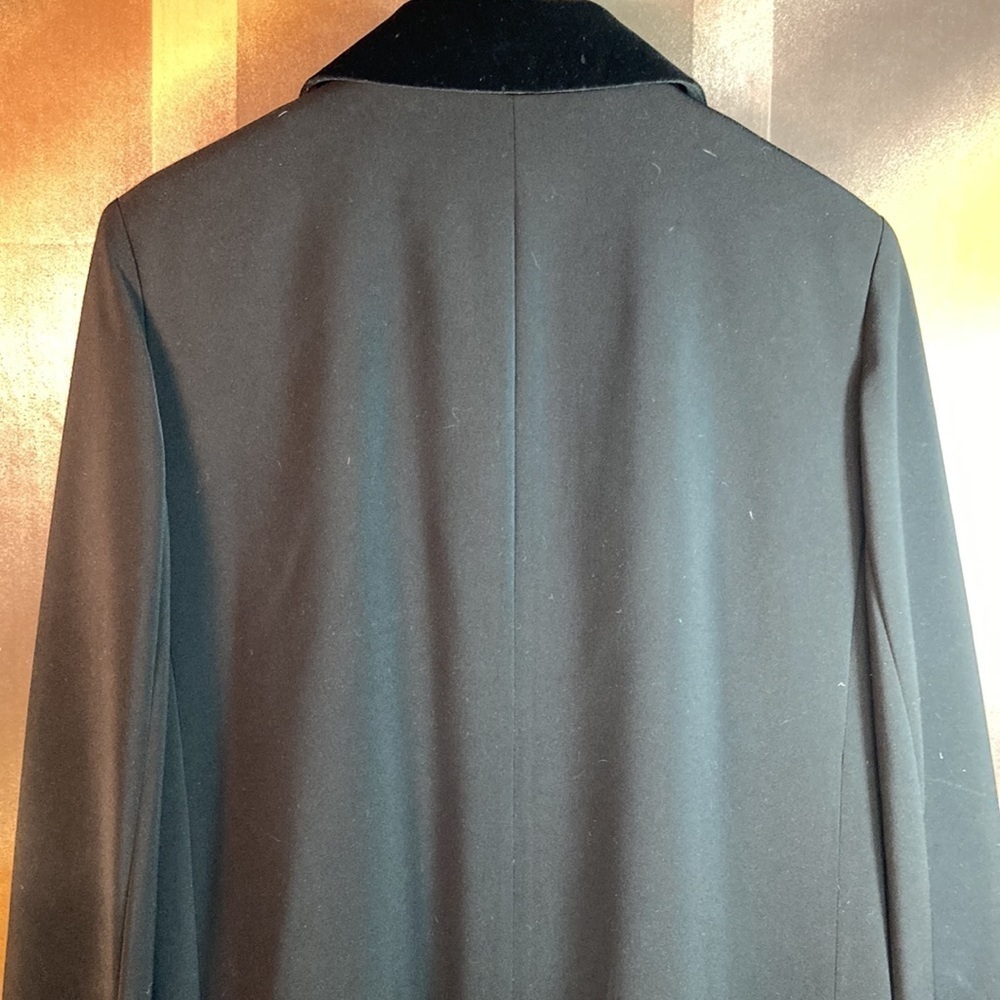 Classic long black size 14 winter coat with velvet collar. 46” chest. 301 - Picture 4 of 6